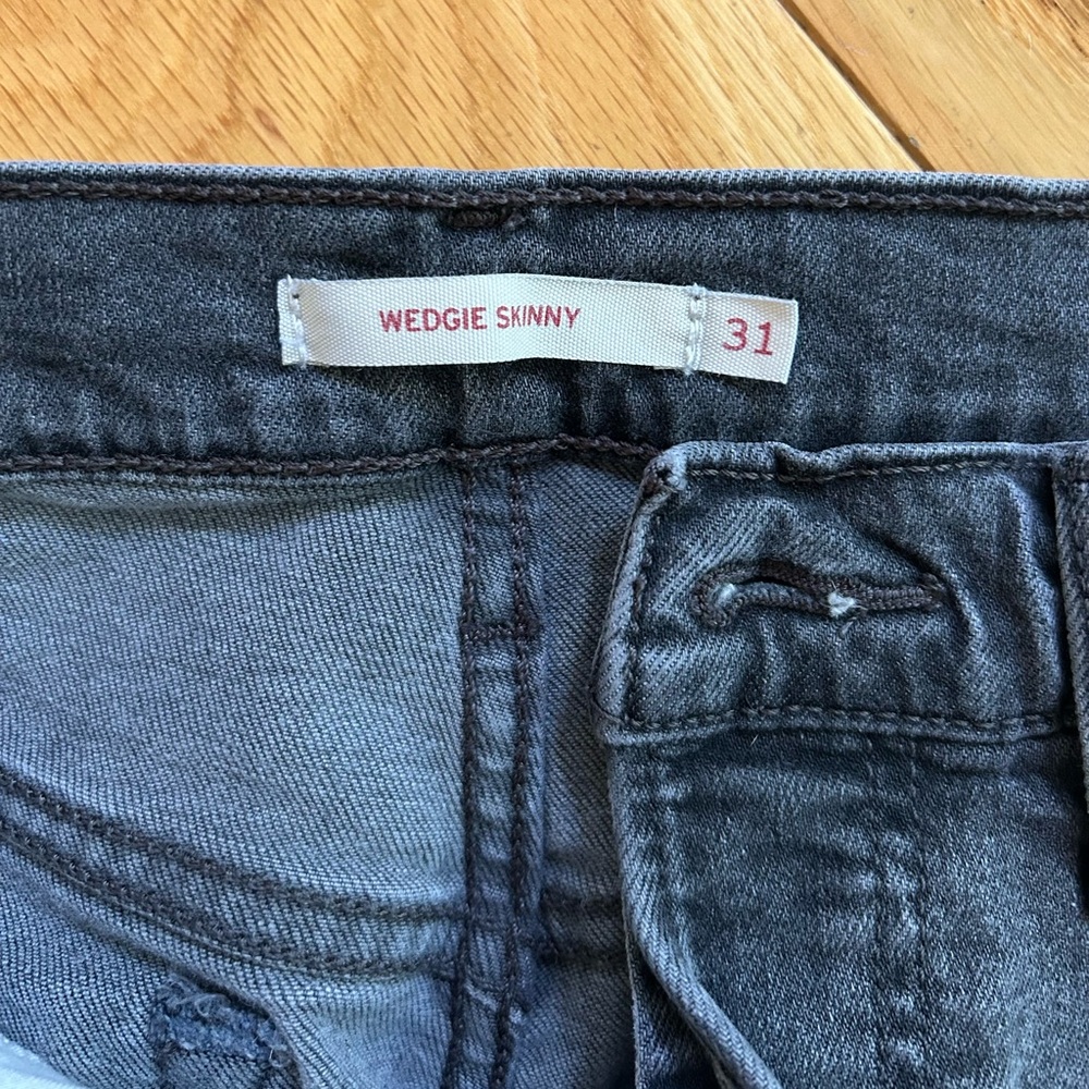 ***SOLD***
Women’s Levi Jeans Bundle - Picture 4 of 9